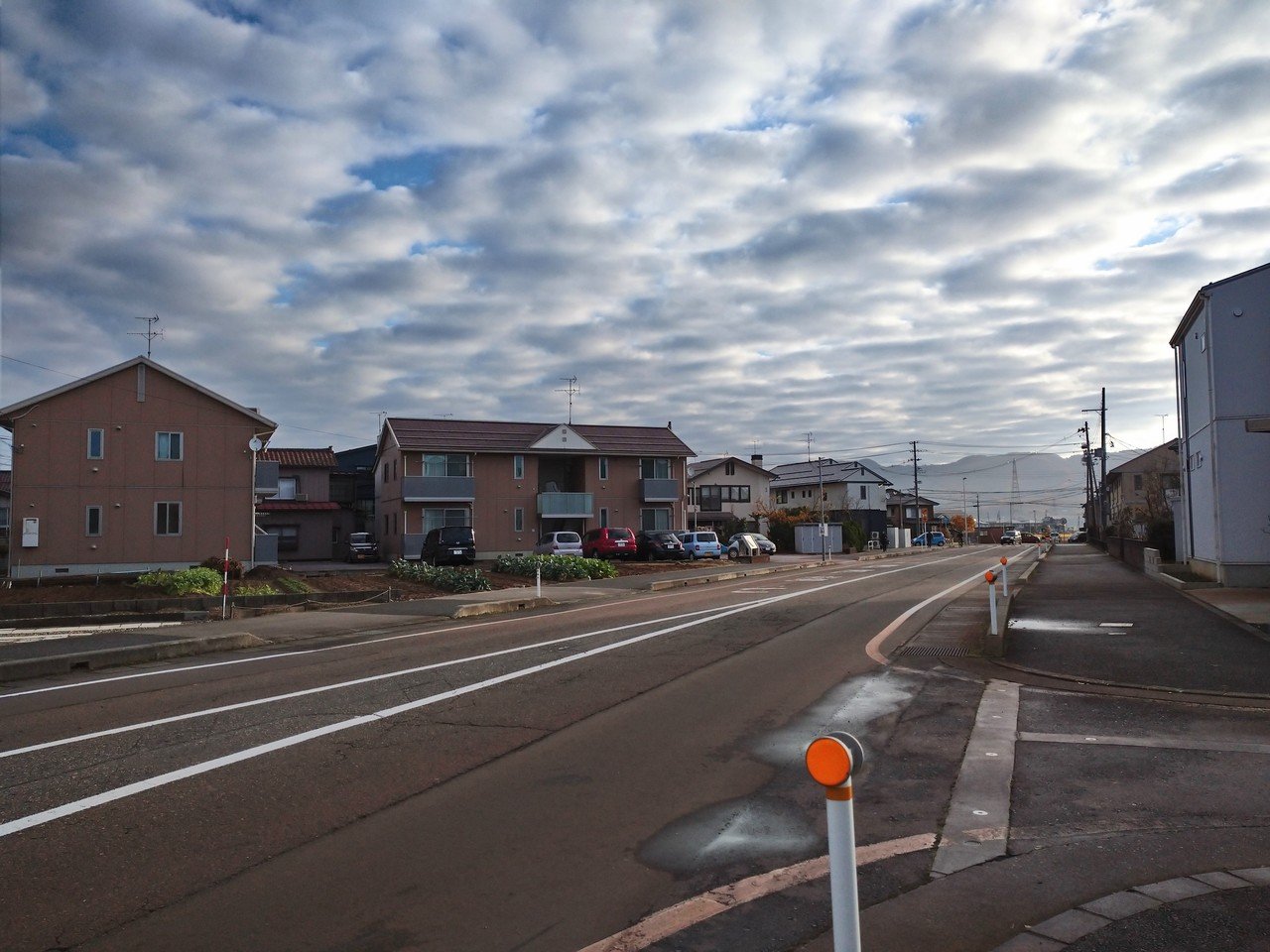今日の雲おもろい まだら模様 マダラ 斑 真鱈 整列さや左右対象だけが 美しさじゃない 不揃いだって美しい ぬったりとした日常 Karatchi 軟水 Note