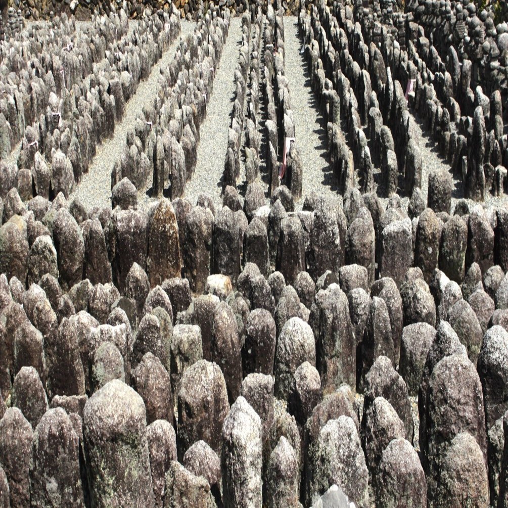 お堂の外にいらっしゃる石仏群｜Asakaho Luis Ryuta