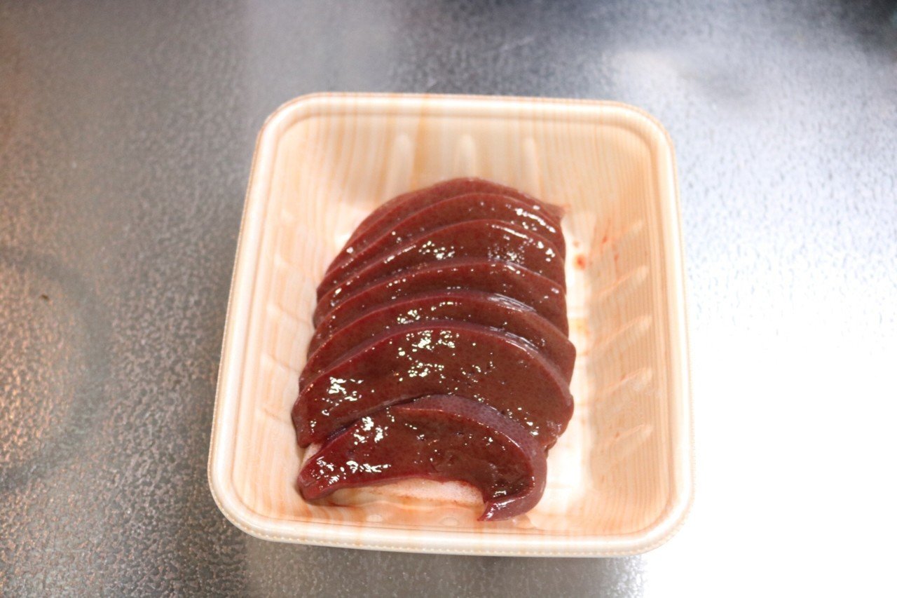 今晩の食材は 豚レバー 味付けはシンプルにごま油 塩 たっぷりニンニク Taipon Note