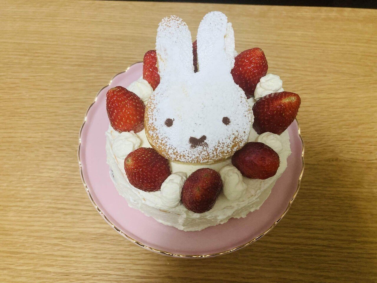 ミッフィーちゃんのショートケーキ、ささやかなお祝い。｜ふにー