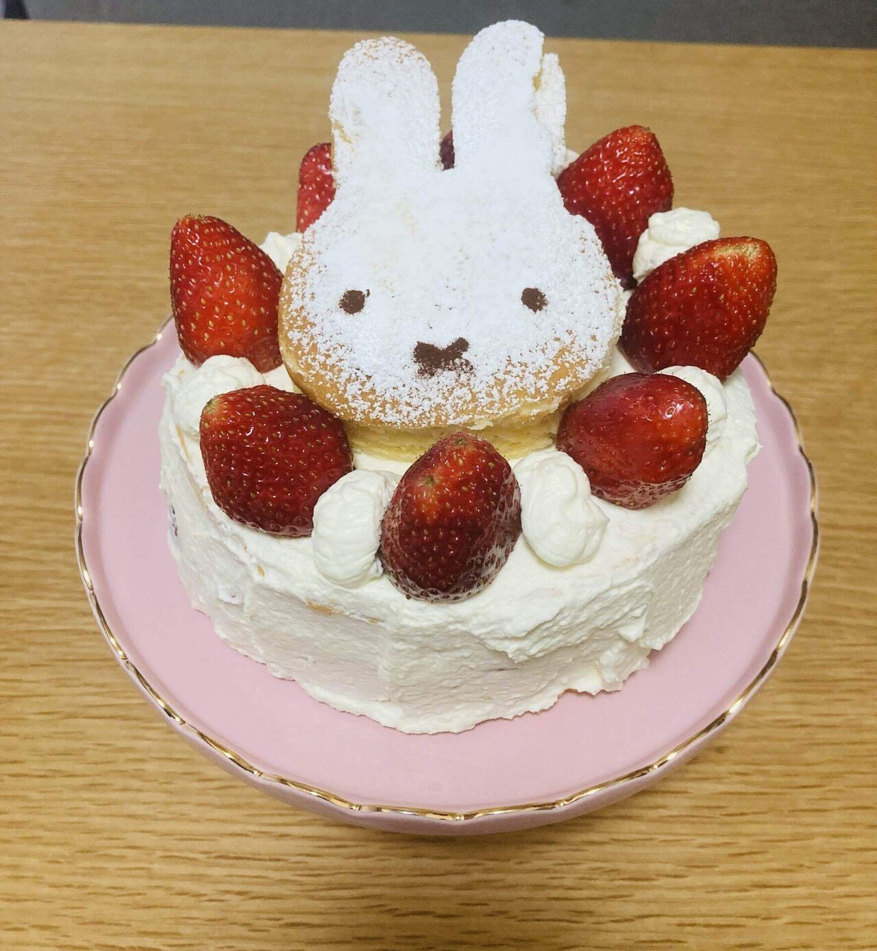 ミッフィーちゃんのショートケーキ、ささやかなお祝い。｜ふにー