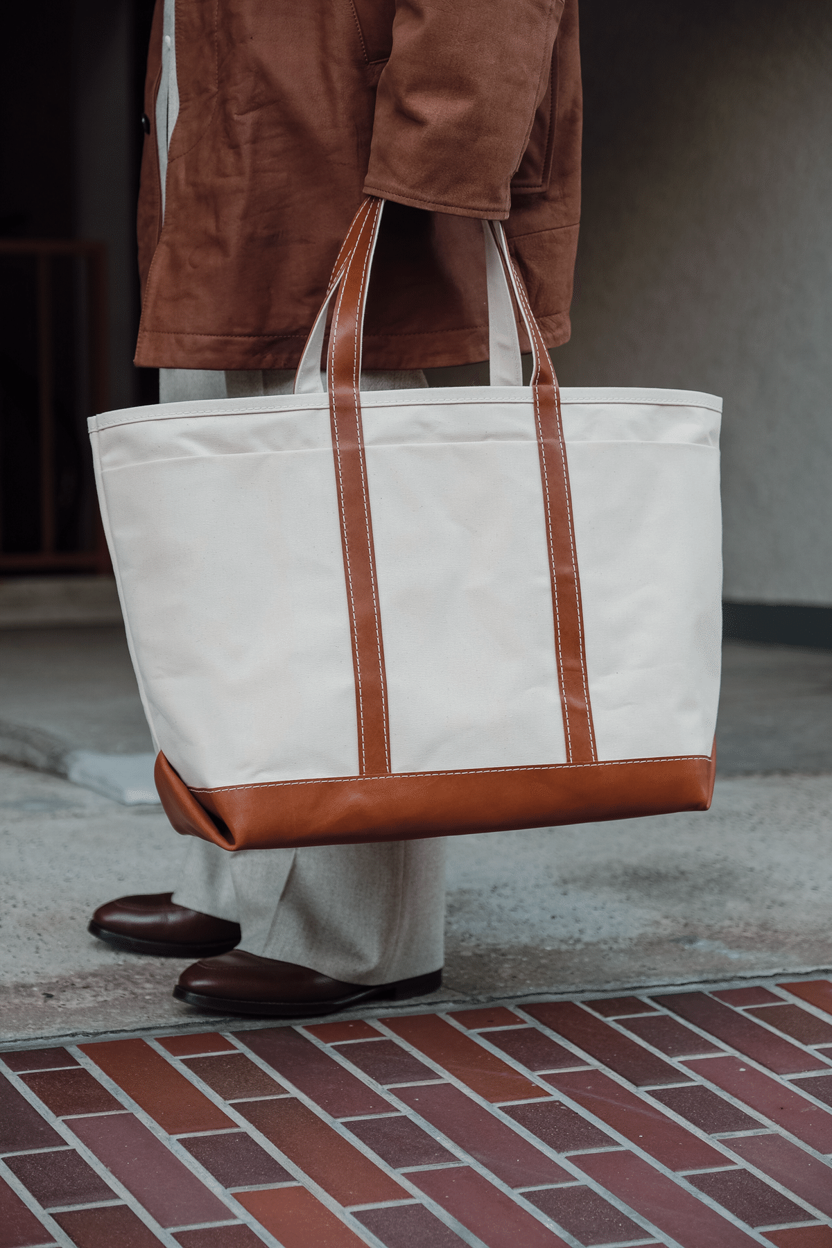 Base Tote XL | This is a(n)