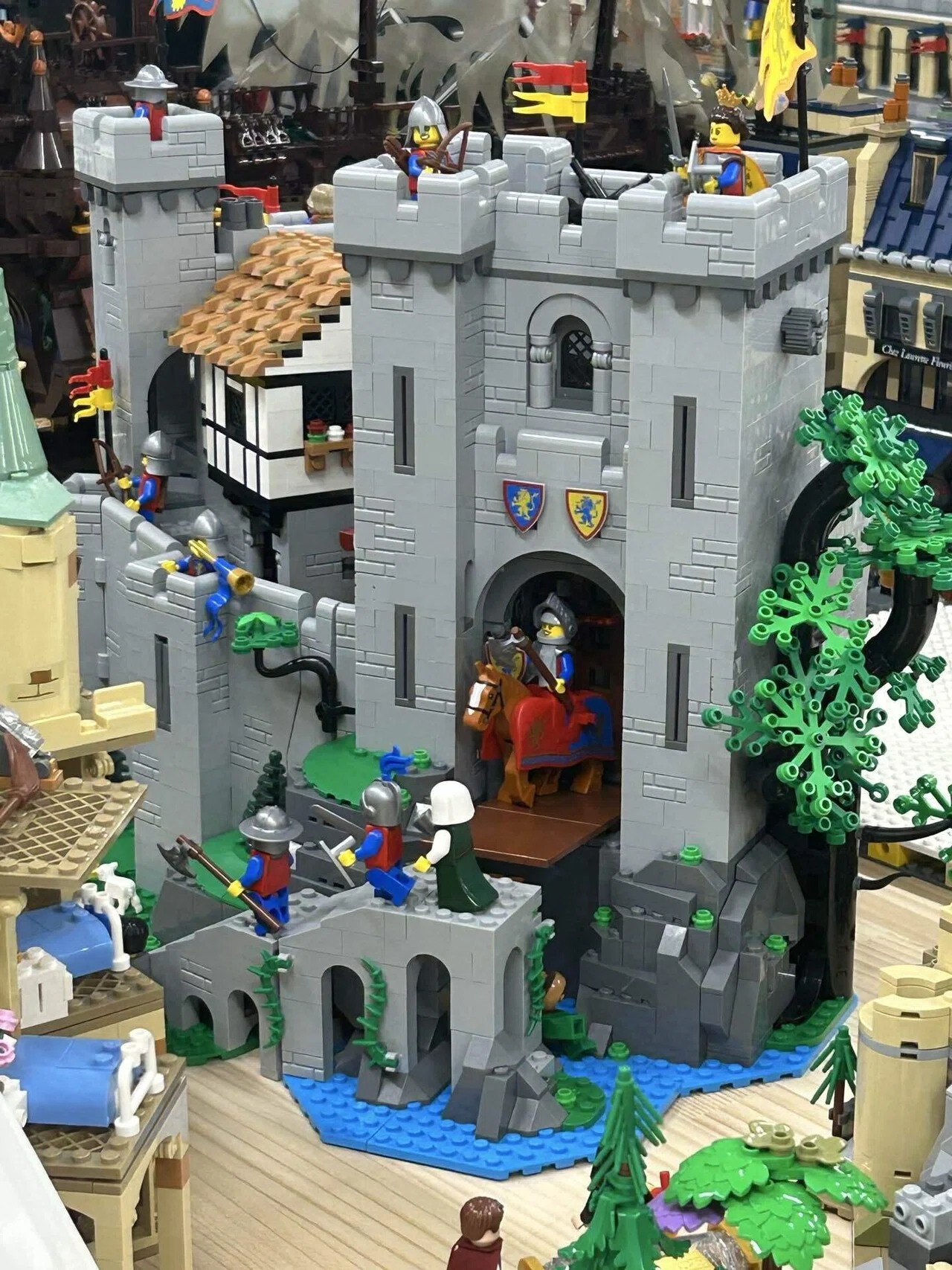 LEGO 10332 中世の街並み|YOSHINANI, Inc.(よしなに) LEGO 10332 中世の街並み|YOSHINANI, Inc.(よしなに)