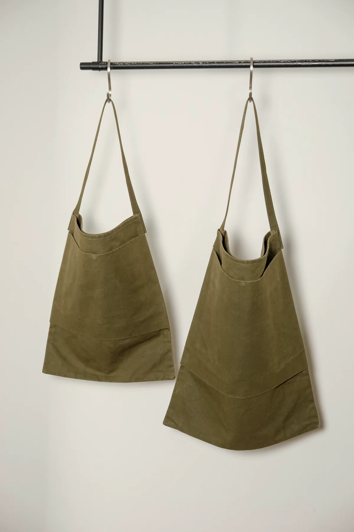 This is a(n) MusterWerk別注 レザーハンドルトート L This is a(n)(ディスイズアン) Base Tote L musterwerk別注トート