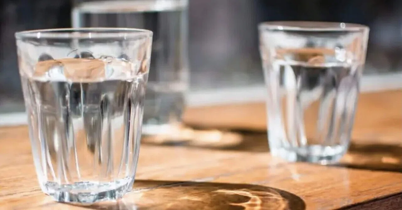 最新｜研究者たちは、水を十分に飲むことが肥満や片頭痛などさまざまな症状の改善に役立つことを発見しました