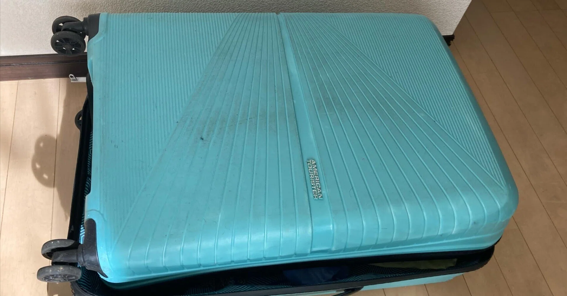 The suitcase I have loved for many years has broken.｜原田優香