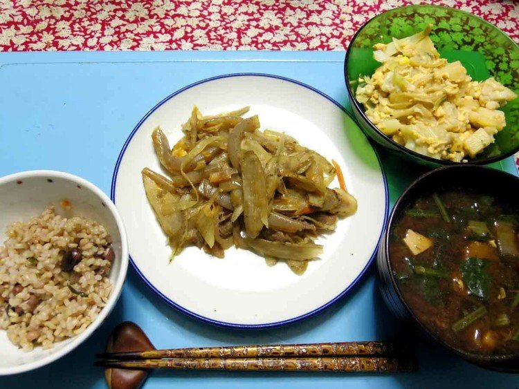 今夜はゴボウニンジンタマネギ蒟蒻生姜牛肉炒め、カリフラワージャガイモ炒り卵サラダ、油揚げカボチャみつなんとかのお味噌汁、ご飯です。