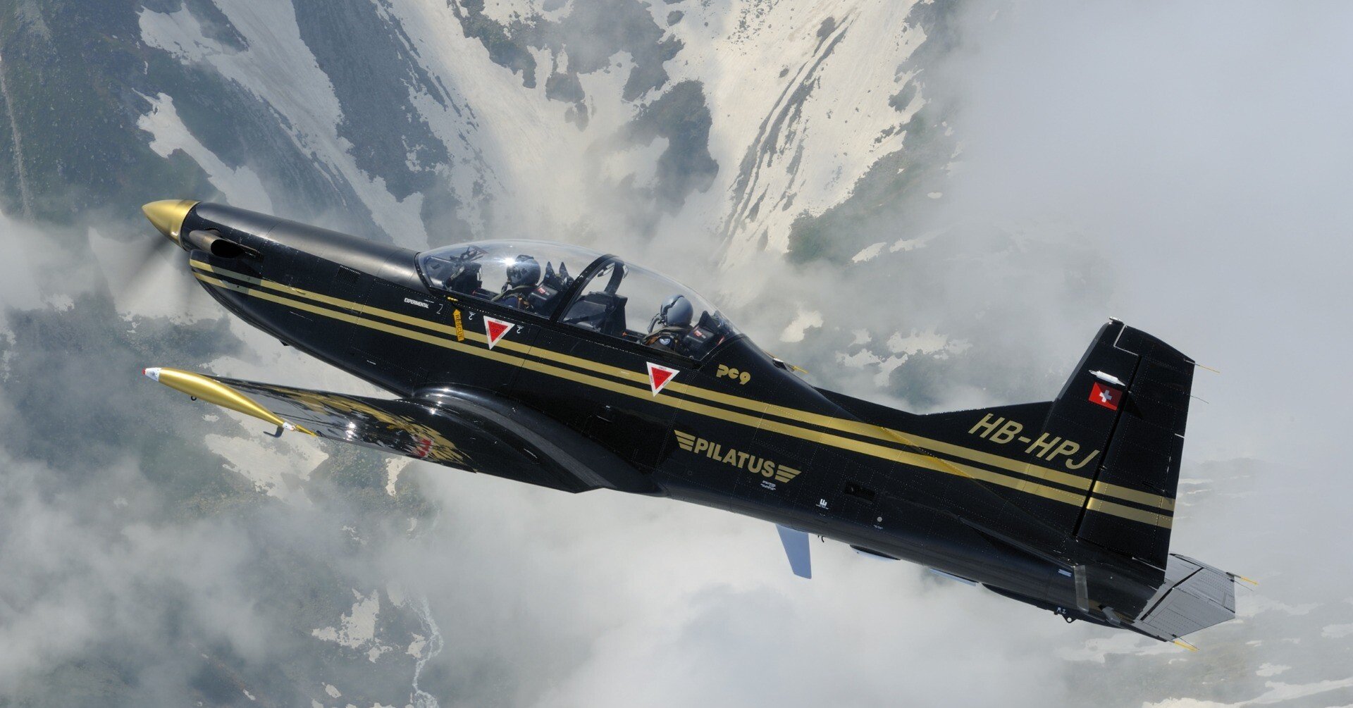 航空自衛隊の新練習機T-6とピラタス社のPC-9/PC-7MKX｜ブースカちゃん