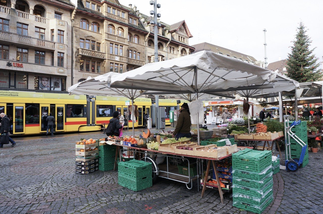 路面電車の目の前に朝市 スイス Basel バーゼル Emilio Note