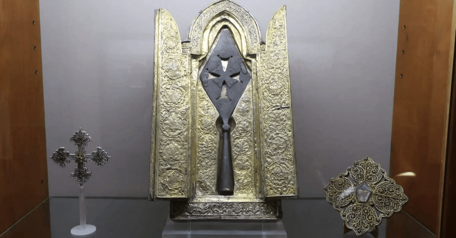 ロンギヌスの槍 あの「ロンギヌスの槍」が保管されているアルメニアのエチミアジン大