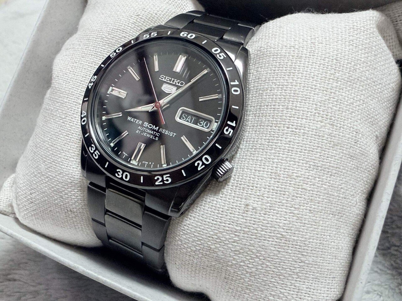 人気TOP SEIKO5「黒い稲妻」を38歳の誕生日プレゼントにもらった。｜ぎんた 時計