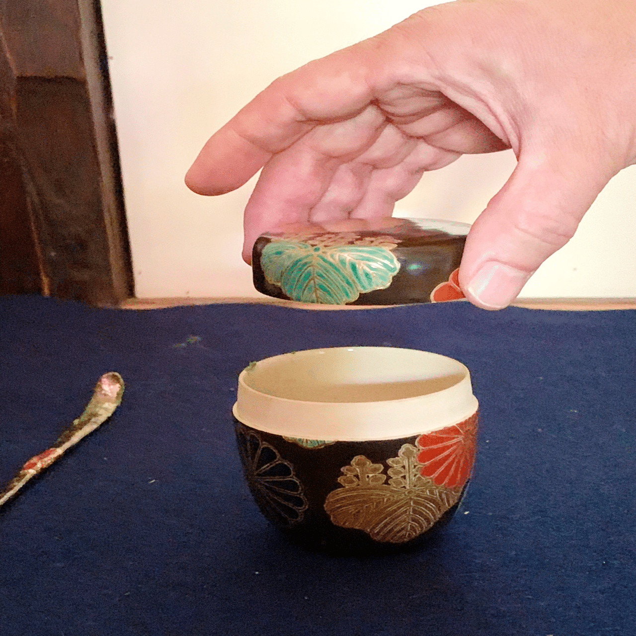 ここに写っているもの全て、陶器なんです！ もちろんお釜も茶杓もお棗