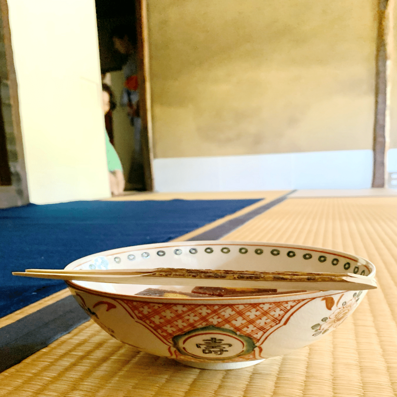 ここに写っているもの全て、陶器なんです！ もちろんお釜も茶杓もお棗