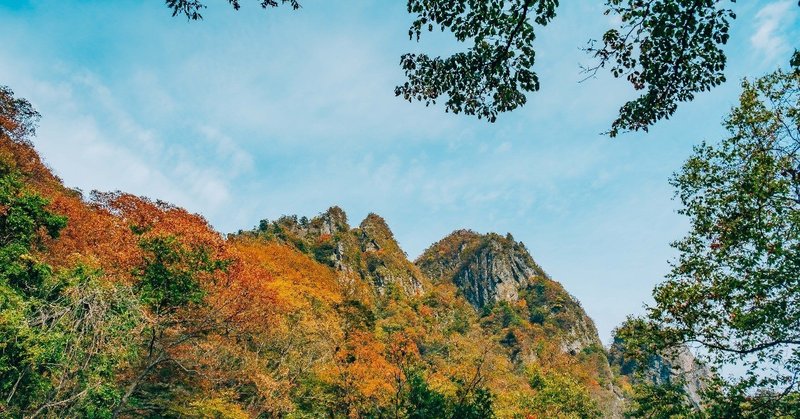 『もみじに映える 妙義山』