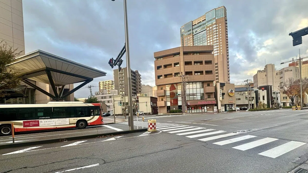 8話で緒花が結婚式に参列する徹さんを探すシーン