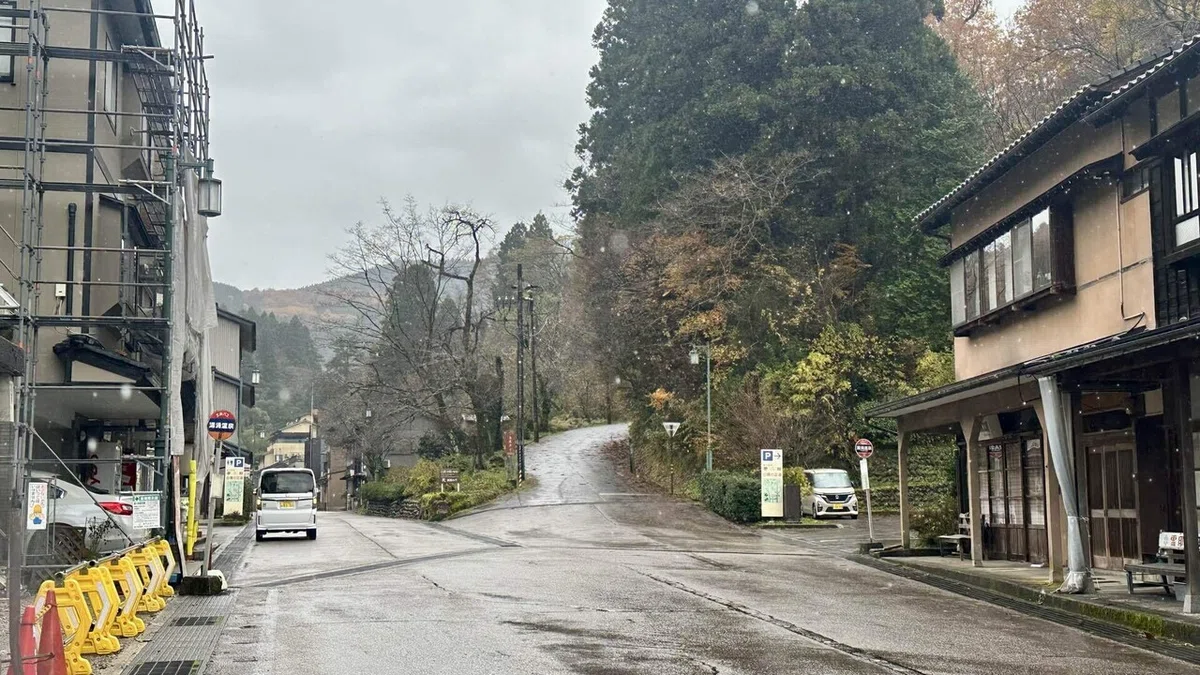2話で徹さんが運転する車が通るシーン