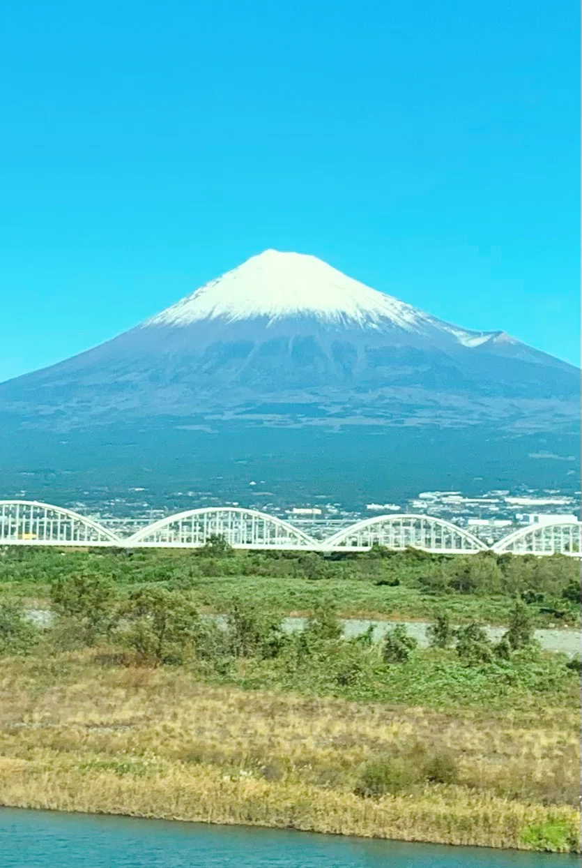 富士山を撮るベストポジション♫この白いアーチ、橋じゃなかったんです