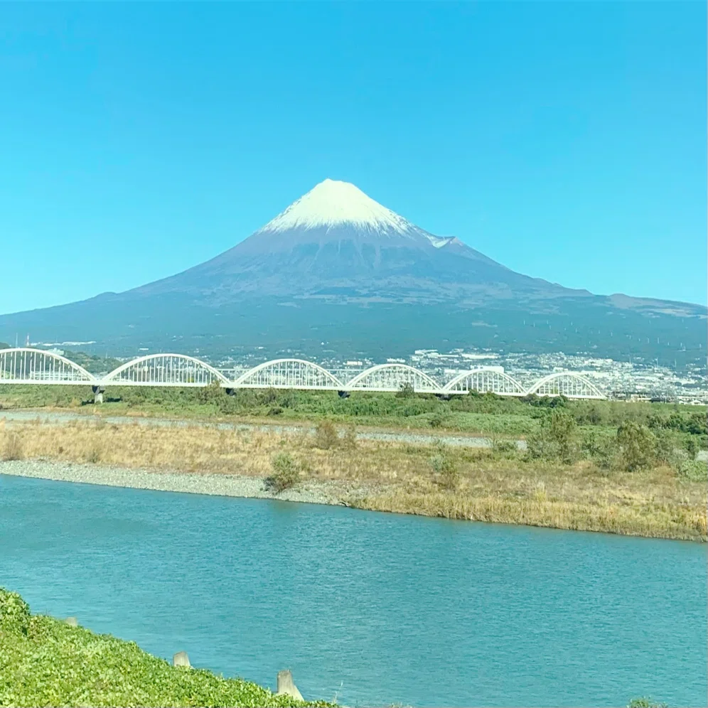富士山を撮るベストポジション♫この白いアーチ、橋じゃなかったんです