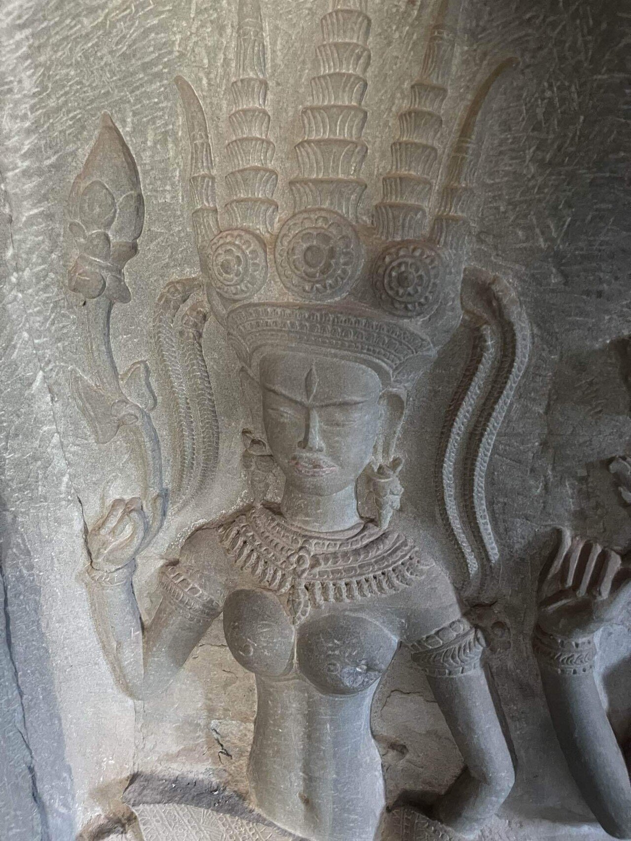 アンコールワットの魅力的女神像を紹介致します