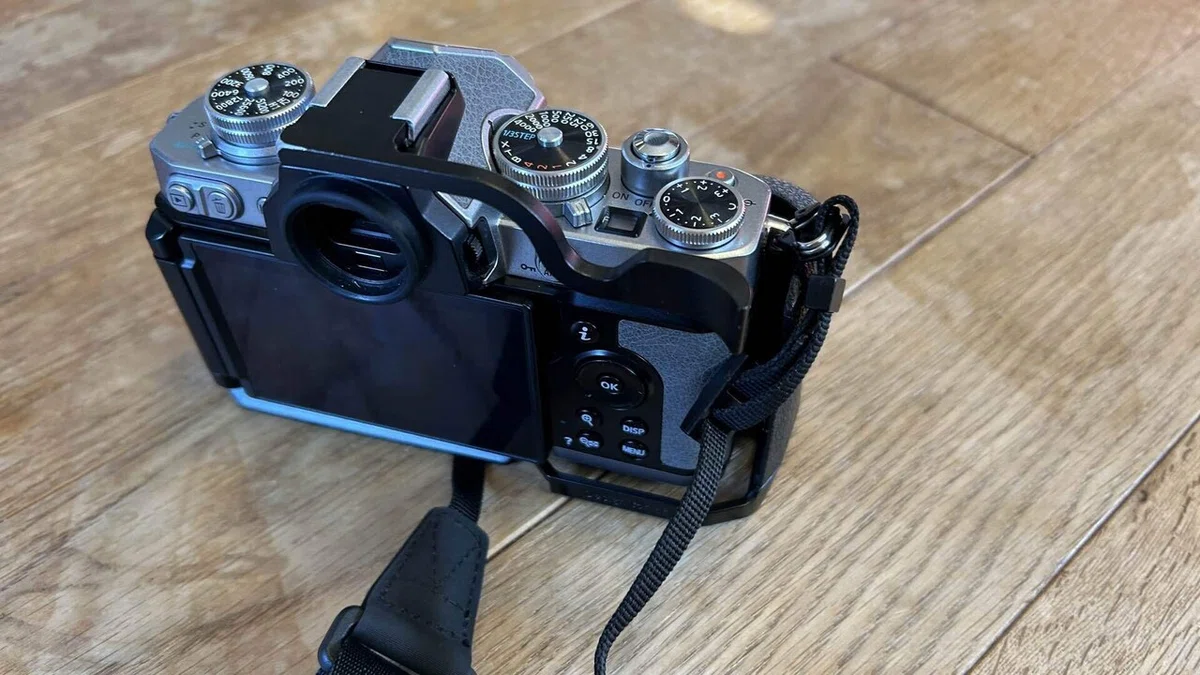 Nikon Zfcは「Zf用のグリップを使う」と最強に持ちやすくなる 
