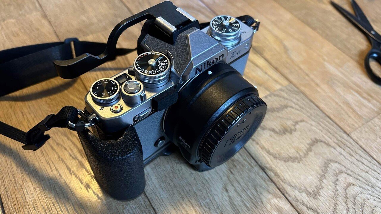 Nikon Zfcは「Zf用のグリップを使う」と最強に持ちやすくなる Nikon Zfcは「Zf用のグリップを使う」と最強に持ちやすくなる