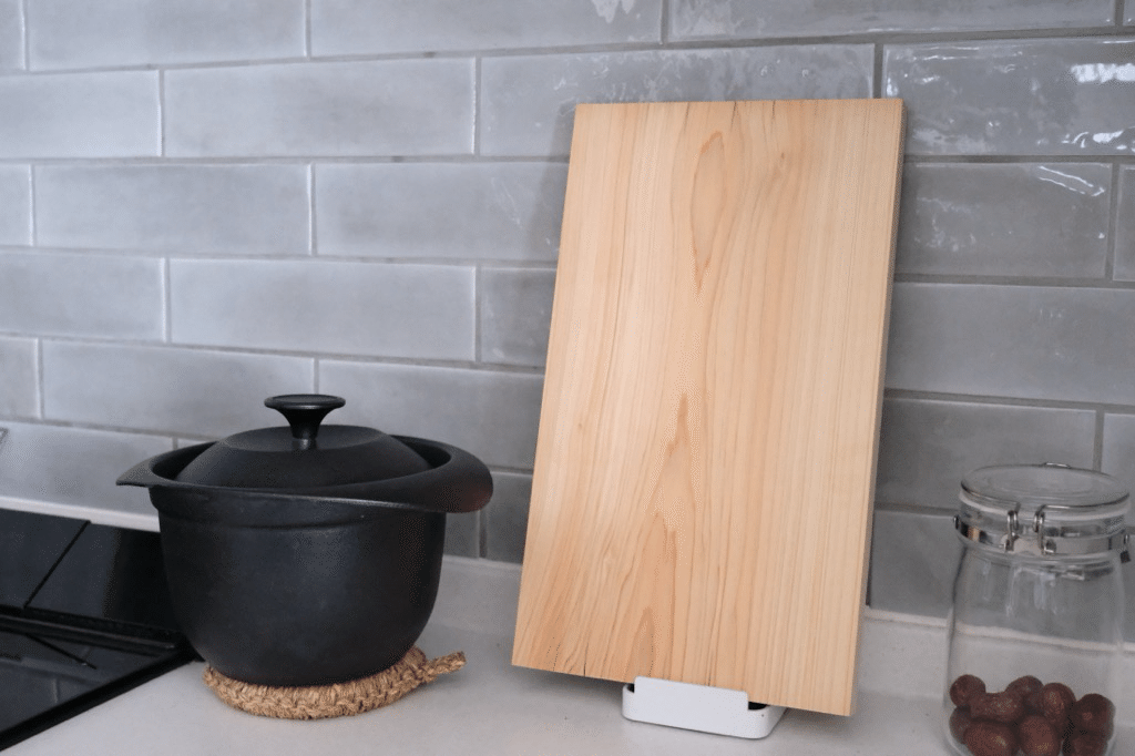8年目のヒノキまな板。お手入れしながら使う楽しみ。｜yuri