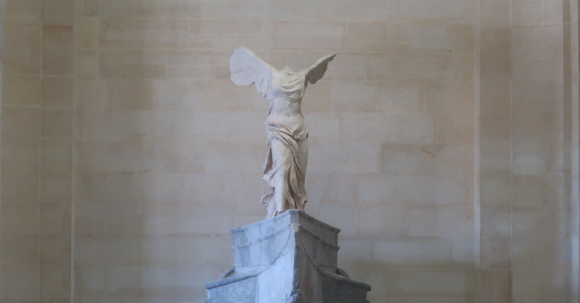 ルーブル美術館の『サモトラケのニケ』が美しすぎた件について｜僧侶