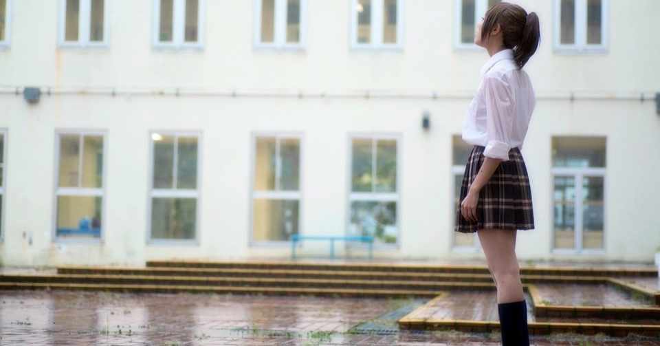 100文字ドラマ 月がきれいですね シナリオ どしゃぶりの雨の中 傘