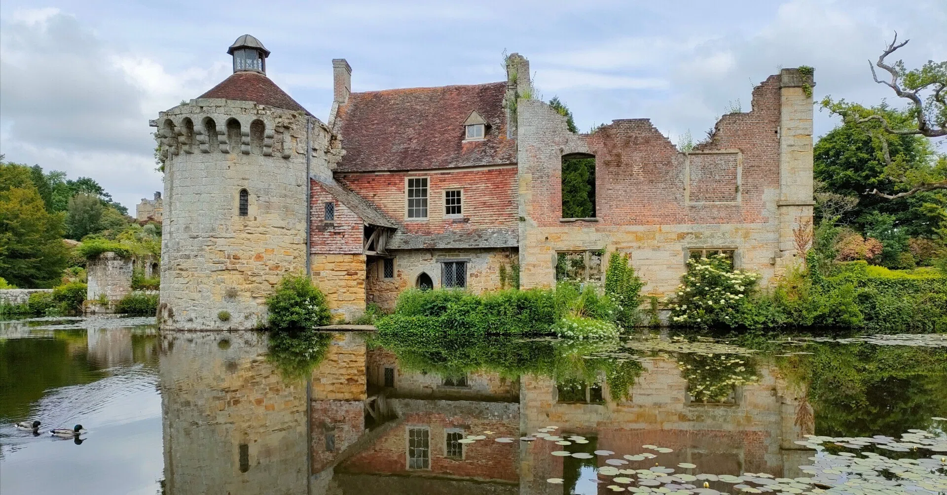 How to get to Scotney Castle, a castle that looks like it's from a