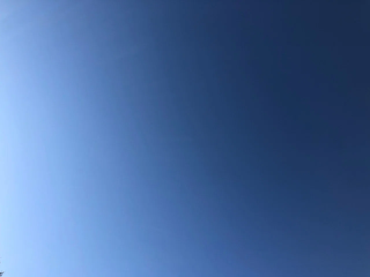 今日は雲ひとつない 青空が気持ちいい 肌に冷たい風が当たると 冬の到来を実感します 今年は 秋の時期が短かったなー 写真は 今撮った空 左が太陽の方向だから明るいのです 笑 今日は冬の支度の さいみゆ ビューティーセラピスト アドバイザー Note