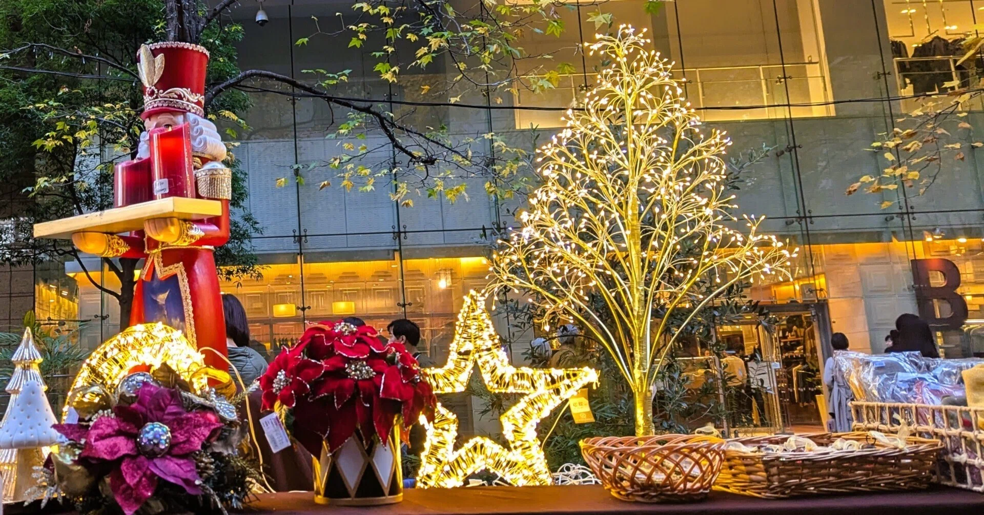 クリスマスはなぜノスタルジアを呼び起こすのか｜large cedar