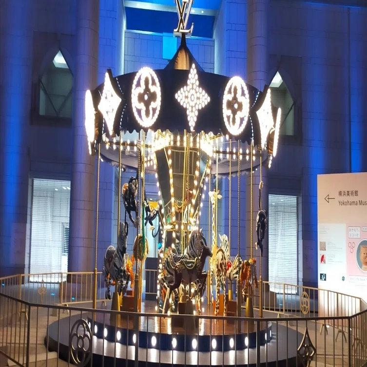 ルイヴィトンのメリーゴーランド 横浜美術館｜まいこ