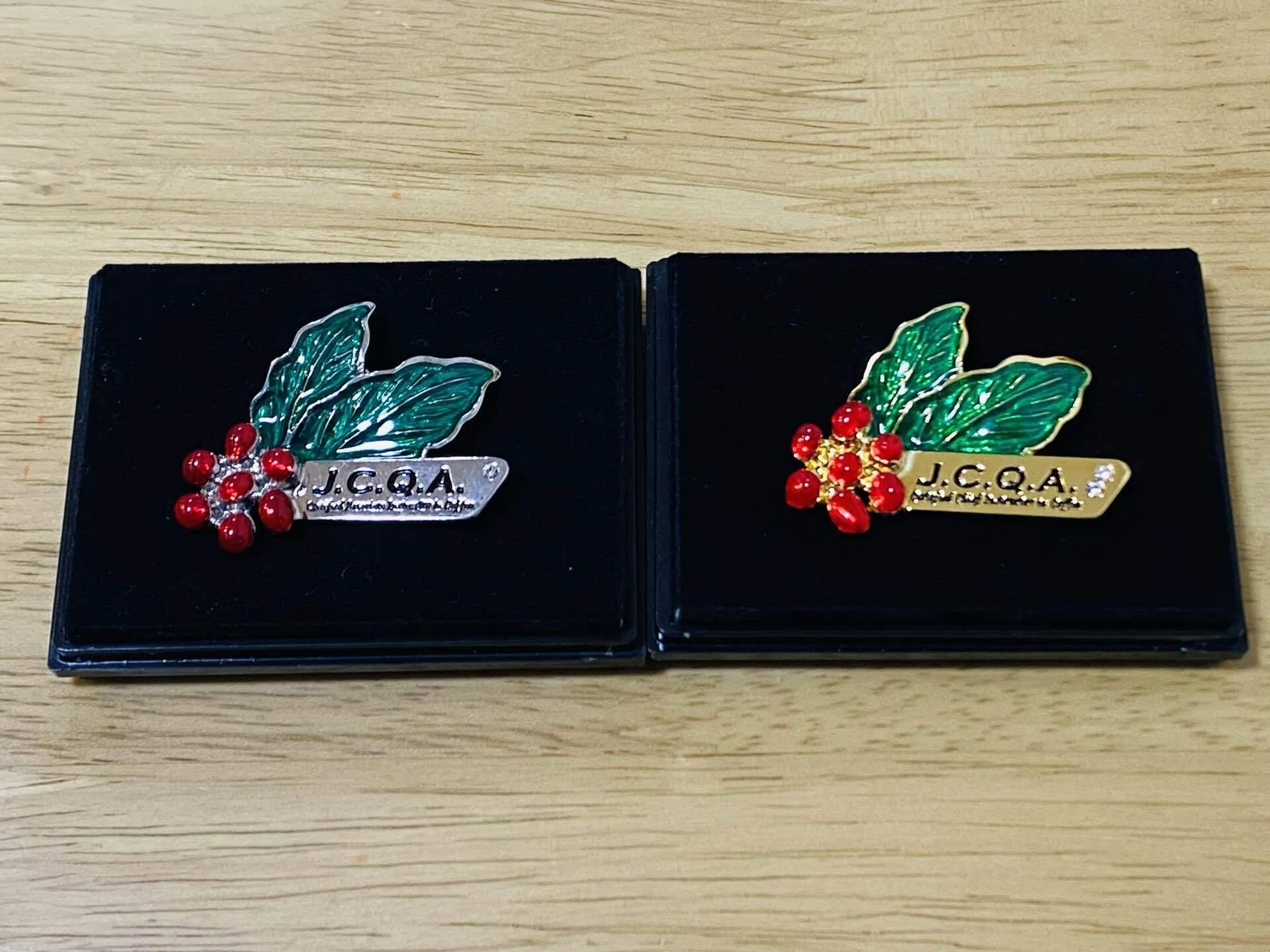 jcqa ブローチ ピンバッジ コーヒーインストラクター2級 コーヒーインストラクターのバッジが届いた！ 左が2級。右が1級