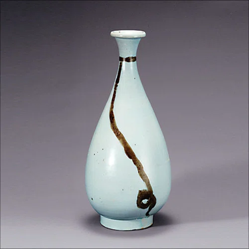 陶芸家が遊び心で作った「白磁鉄絵垂紐文瓶」｜きむこ