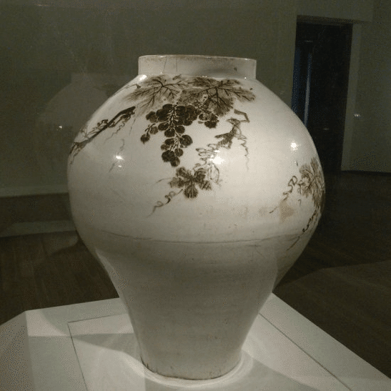 名作の秘密㉑] 白磁の上の韓国の抽象画、鉄絵白磁｜きむこ