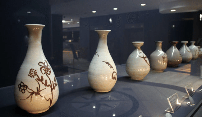 名作の秘密㉑] 白磁の上の韓国の抽象画、鉄絵白磁｜きむこ