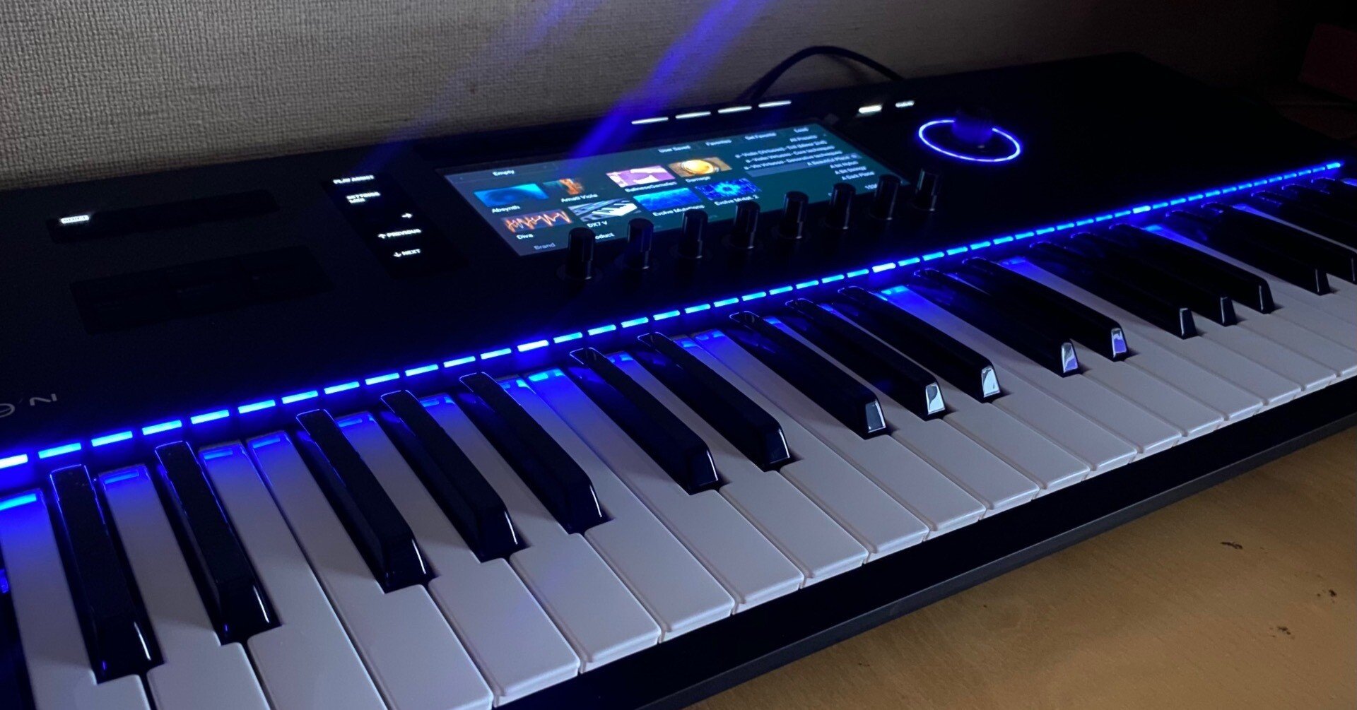 NI KONTROL S61 MK3 登録解除済み USBケーブル付属 送料無料 Native Instruments (NI) Kontrol S61 MK3 MIDIキーボード