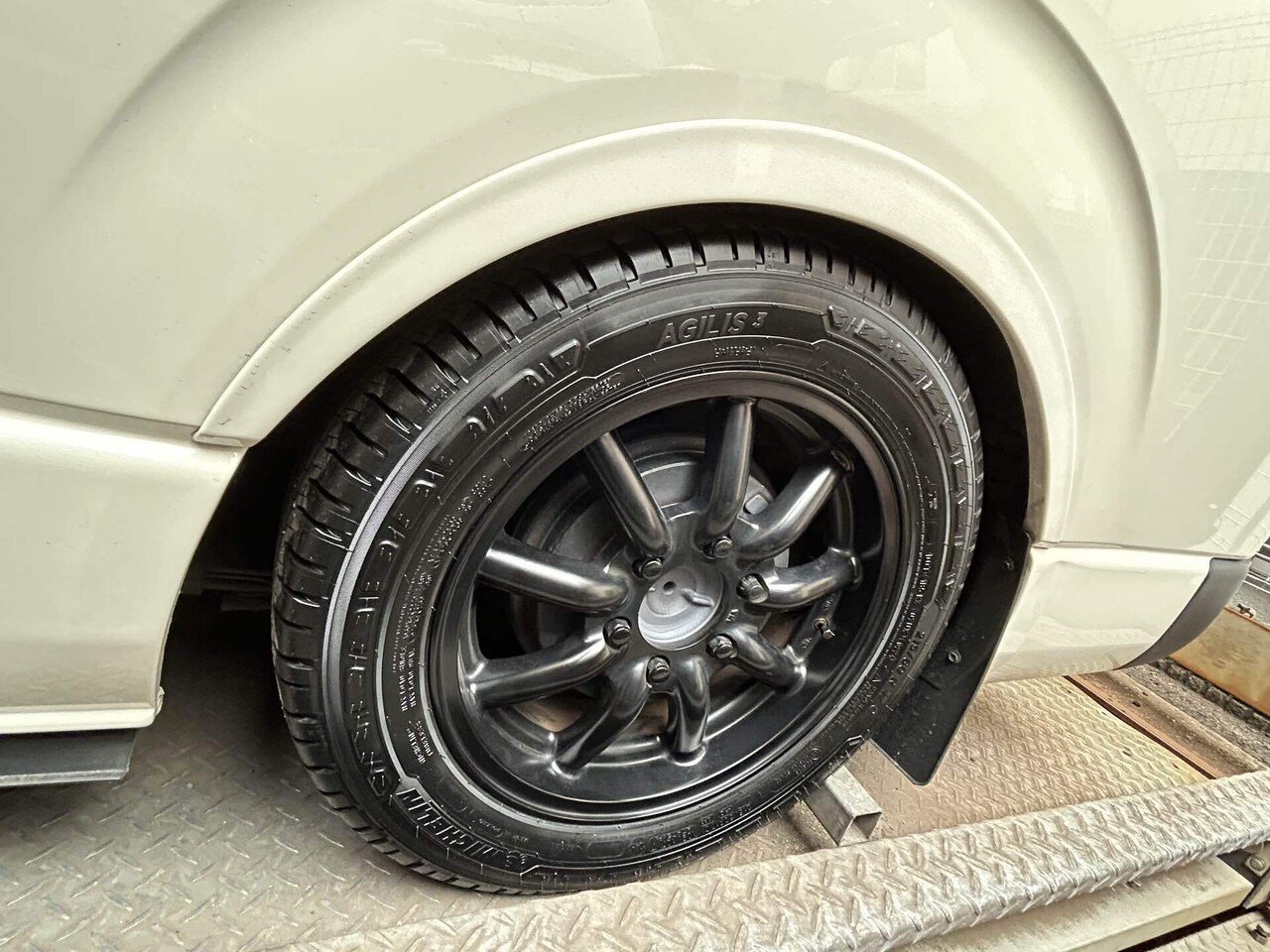 ハイエースバン200系5型の純正ホイール&ミシュランタイヤ バリ山