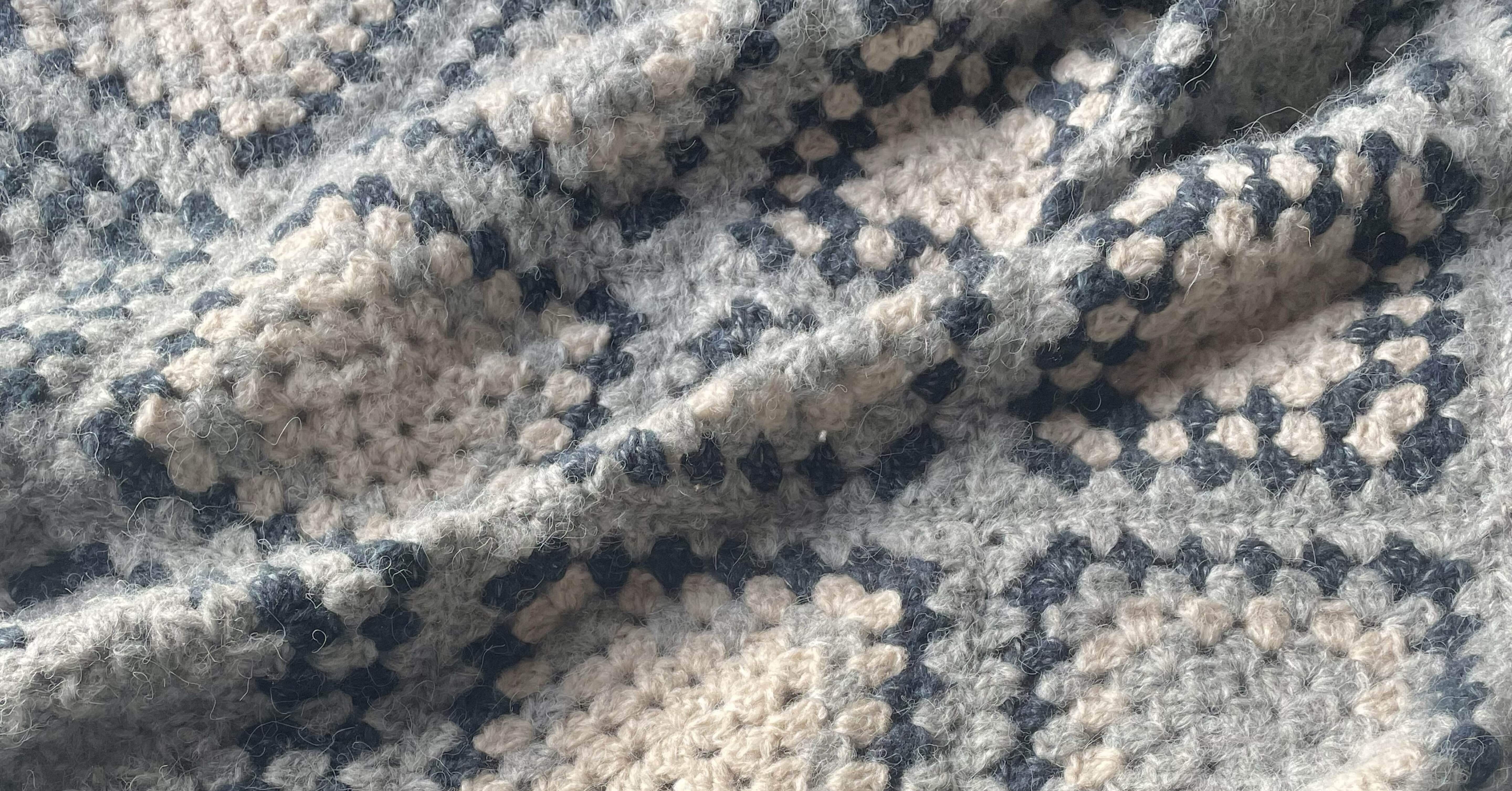 誕生日プレゼント、シックカラーのふわふわブランケット。｜akari-A