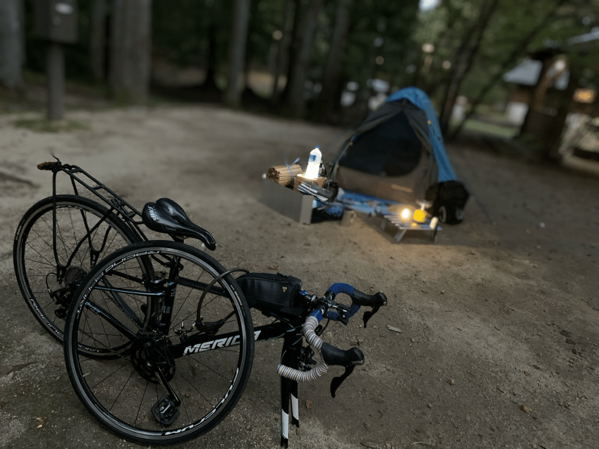 写真があります、説明、自転車とテントがテントが写った写真です。