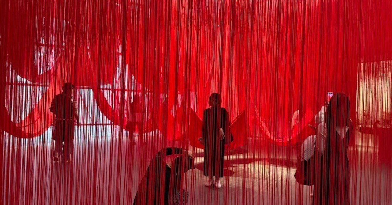 赤にたゆたう塩田千春「つながる私（アイ）」展｜marchingants