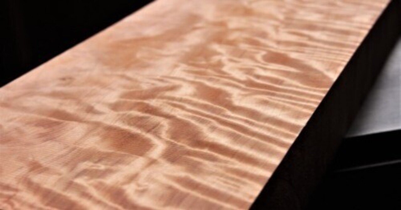 ワイルドな杢のレッドウッド｜Freedom Custom Guitar Research