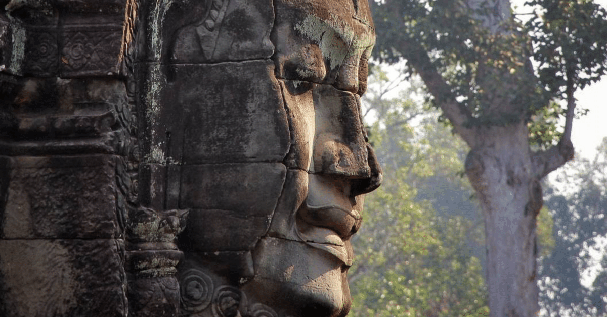 バイヨン寺院のクーメルの微笑みをご案内致します。｜プレアヴィヒア