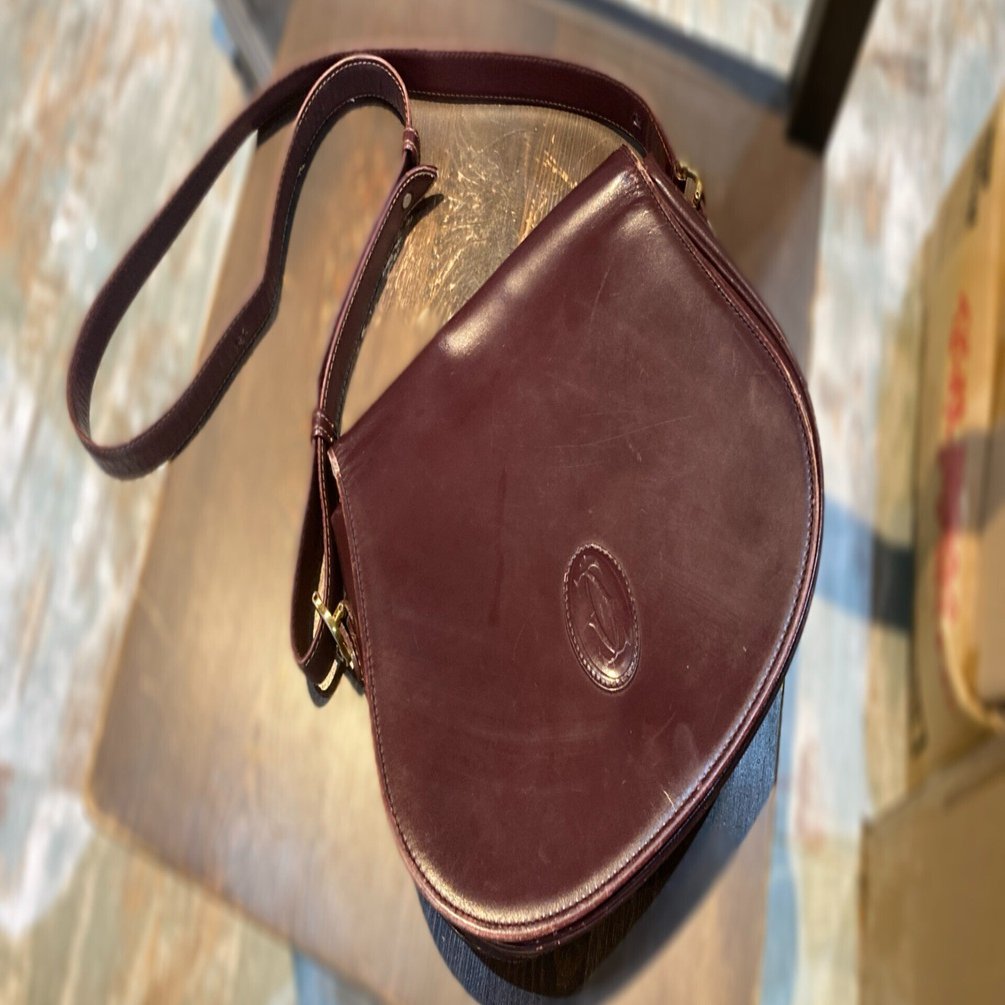 Cartier ブラウンレザー ショルダーバッグ 値下げしました！ Cartier カルティエ ショルダーバッグ ボルドー ロゴ レザー フラップ