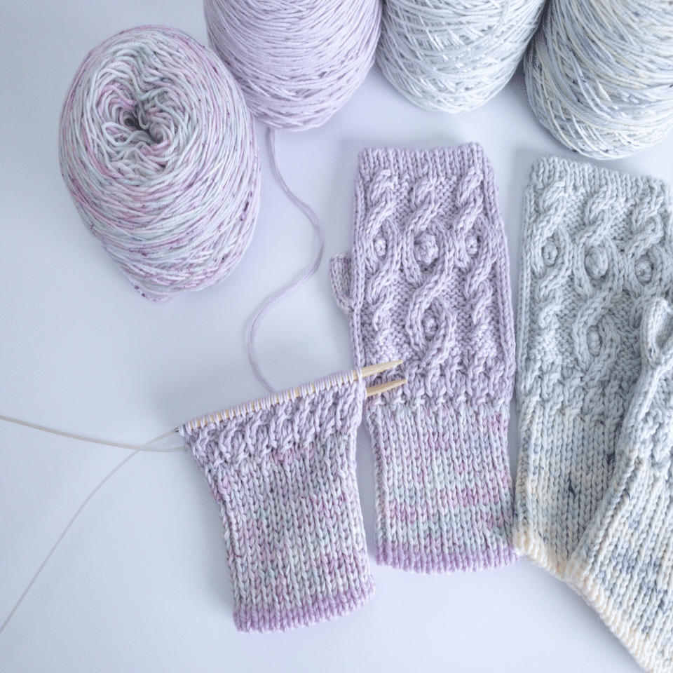 彩り豊かな手染め糸で編む、アラン模様のハンドウォーマー｜yuna（ユーナ）