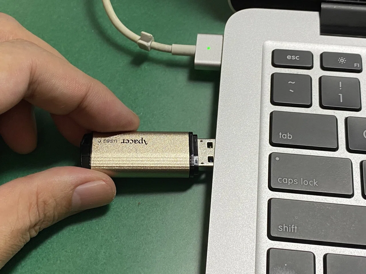 備忘録＆お役立ち》MacBook Pro (Retina, 13-inch, Early 2015) の内蔵