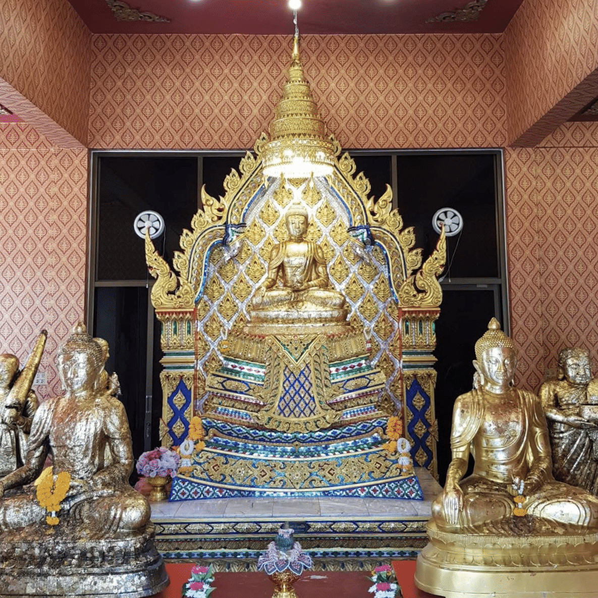 ワットナーククラーン】タークシン王愛が強すぎる寺院｜UNI(ゆに