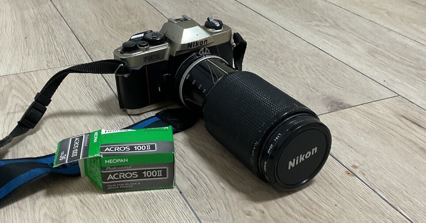 彼女の娘だった娘とおソロのフィルム一眼レフカメラ Nikon FM10レンズ 彼女の娘だった娘とおソロのフィルム一眼レフカメラ Nikon FM10レンズ