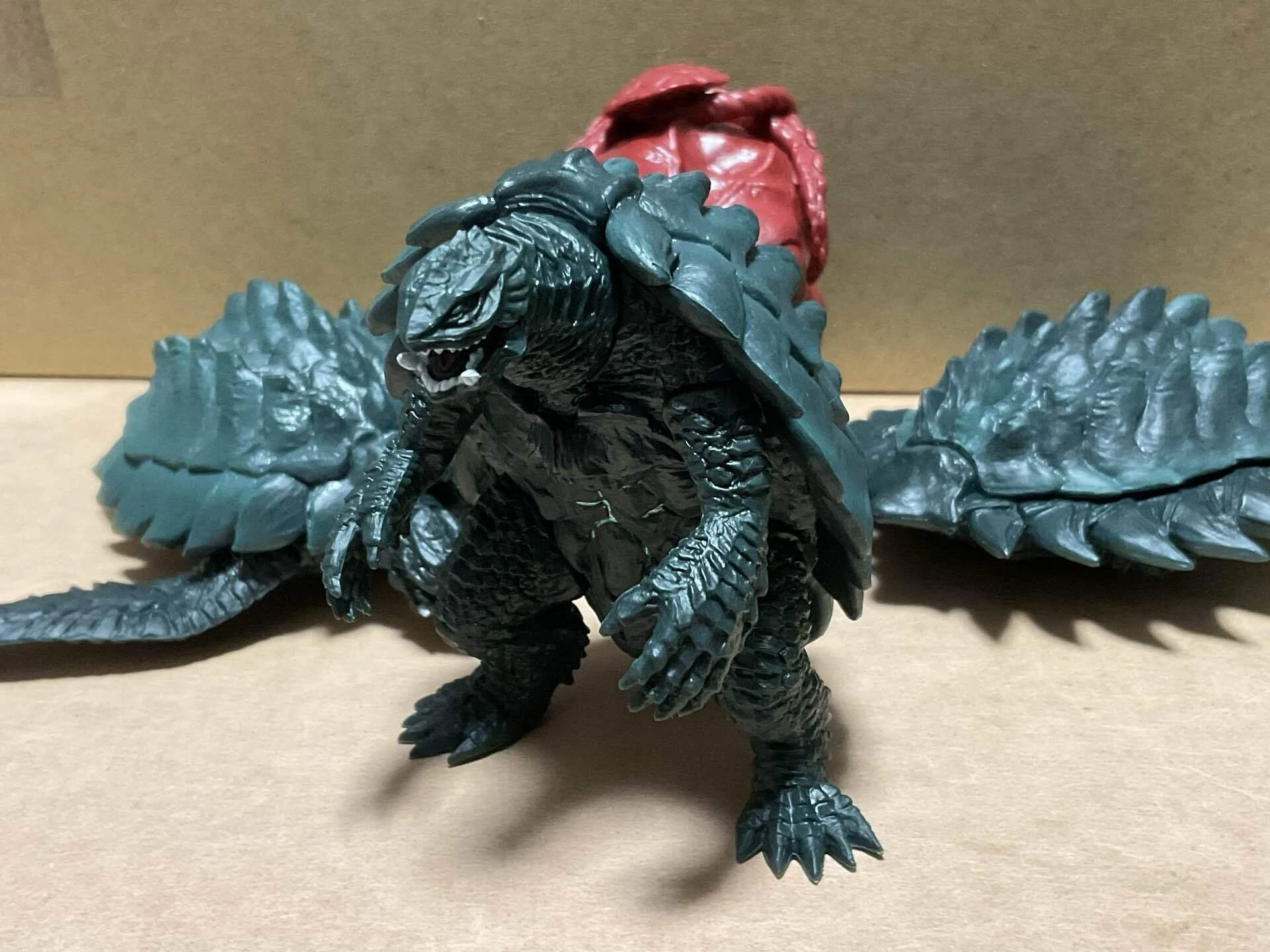 ゴジラと来たら次はこれだ！と、HGガメラも引っ張り出して組み立てる