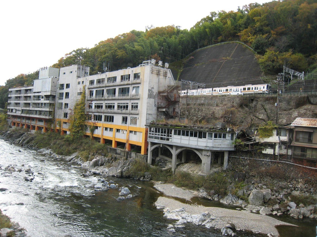 定光寺駅近くにある民家の廃墟 なぜ廃墟化したのかを辿る 富岡那恵 Note 定光寺駅近くにある民家の廃墟 なぜ廃墟化したのかを辿る 富岡那恵 Note